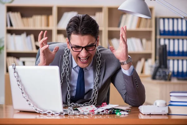 Young businessman addicted to online gambling cards playing in t — Stock Photo, Image