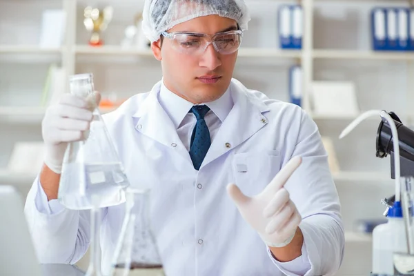 Jeune chercheur scientifique effectuant un test de contamination de l'eau expe — Photo