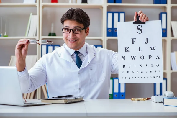 Doktor oční optik s písmenovou osnovou provádějící oční test — Stock fotografie