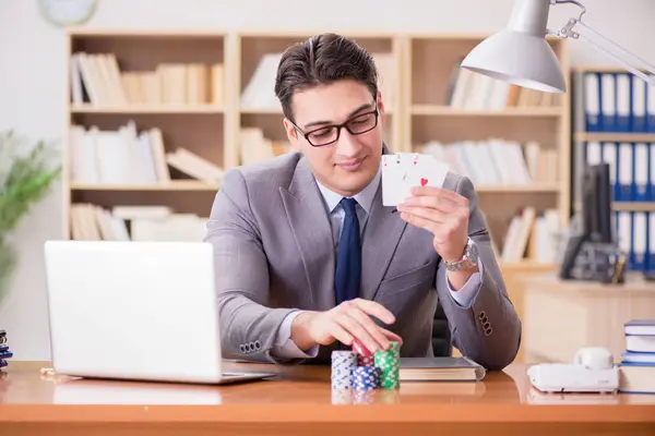 Zakenman gokken speelkaarten op het werk — Stockfoto