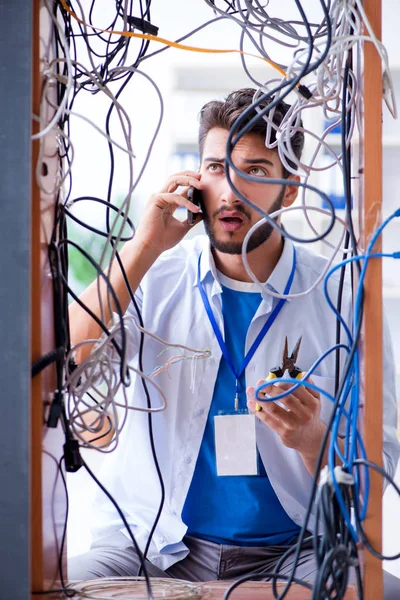 电工试图用维修概念解锁电线 — 图库照片