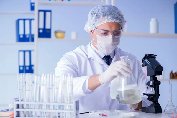 Homem no laboratório testando novo detergente solução de limpeza — Fotografia de Stock