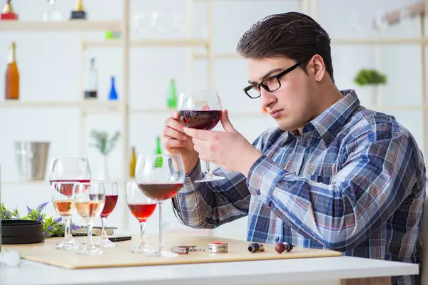 Professioneller Sommelier verkostet Rotwein — Stockfoto