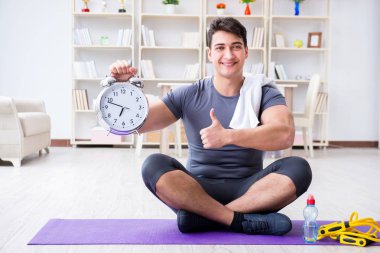 Genç adam spor ve sağlıklı yaşam tarzı dolandırıcılığı yapıyor.