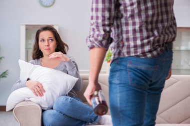 Sarhoş alkoliklerle aile içi şiddet kavramı
