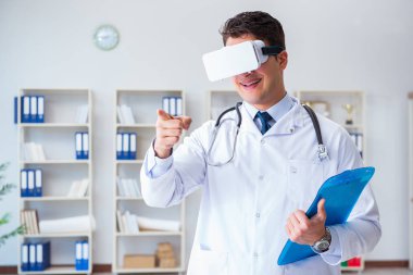 Sanal gerçeklik kulaklığı olan genç doktor ofiste çalışıyor.