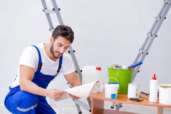 Reparador fazendo reparação de renovação na casa com papel wallpa — Fotografia de Stock