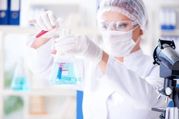 Pesquisadora cientista conduzindo uma experiência em um labora — Fotografia de Stock