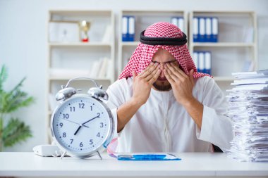 Ofiste çalışan Arap işadamı bir Pi ile evrak işi yapıyor.