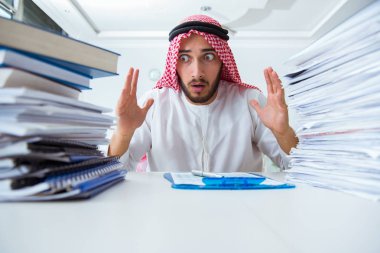 Ofiste çalışan Arap işadamı bir Pi ile evrak işi yapıyor.