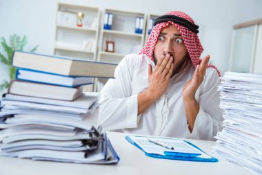 Ofiste çalışan Arap işadamı bir Pi ile evrak işi yapıyor.