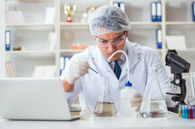 Genç araştırmacı bilim adamı bir su testi kirliliği araştırması yapıyor.