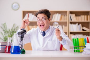 Çılgın bilim adamı bir laboratuarda deneyler yapıyor.