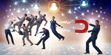 At nalı mıknatısıyla adam toplama konsepti