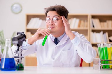 Çılgın bilim adamı bir laboratuarda deneyler yapıyor.