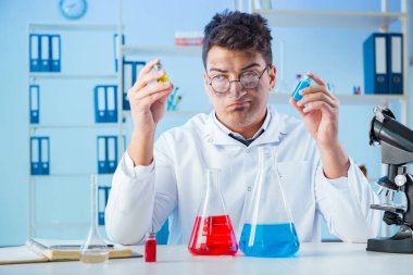 Laboratuvarda çalışan çılgın bir kimyager.