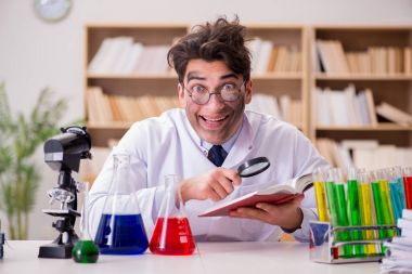 Çılgın bilim adamı bir laboratuarda deneyler yapıyor.