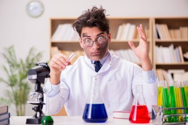 Çılgın bilim adamı bir laboratuarda deneyler yapıyor.