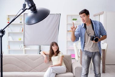 Fotoğraf stüdyosunda çalışan genç fotoğrafçı.