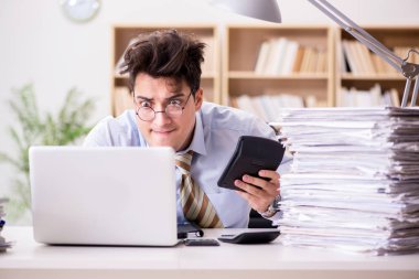 Ofiste çalışan komik muhasebeci.