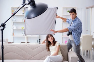 Fotoğraf stüdyosunda çalışan genç fotoğrafçı.