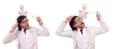 İskeleti beyaz olan komik öğretmen.