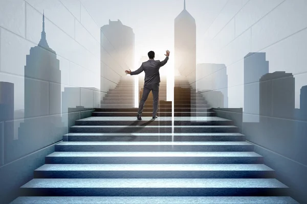 Бизнесмен поднимается по сложной карьерной лестнице в бизнес-кооперации — стоковое фото