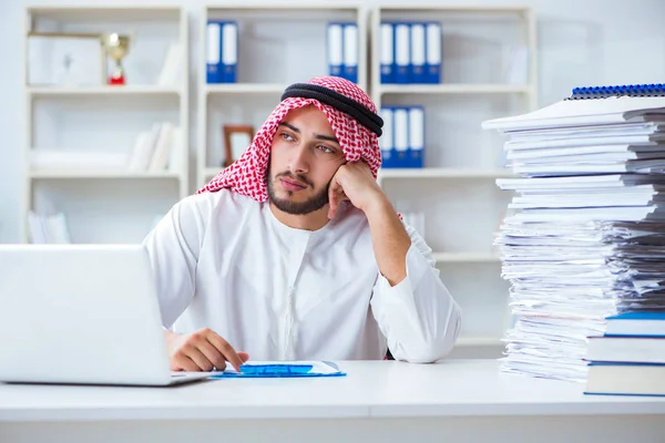 Arabe homme d'affaires travaillant dans le bureau faire de la paperasse avec un pi — Photo