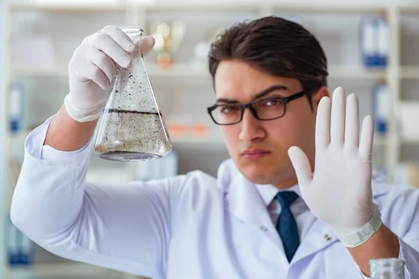 Jovem cientista pesquisador fazendo um teste de contaminação de água expe — Fotografia de Stock