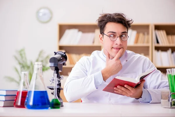 Őrült őrült tudós orvos kísérletezik egy laboratóriumban. — Stock Fotó