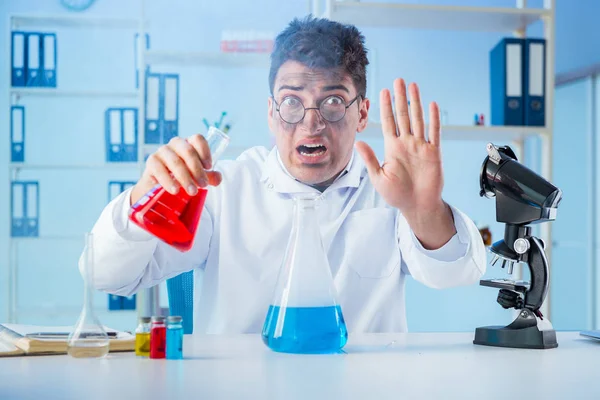 Grappige gekke chemicus die in een laboratorium werkt — Stockfoto