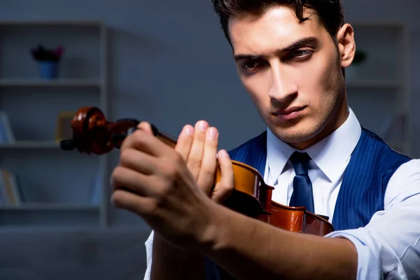 Jovem músico praticando violino em casa — Fotografia de Stock