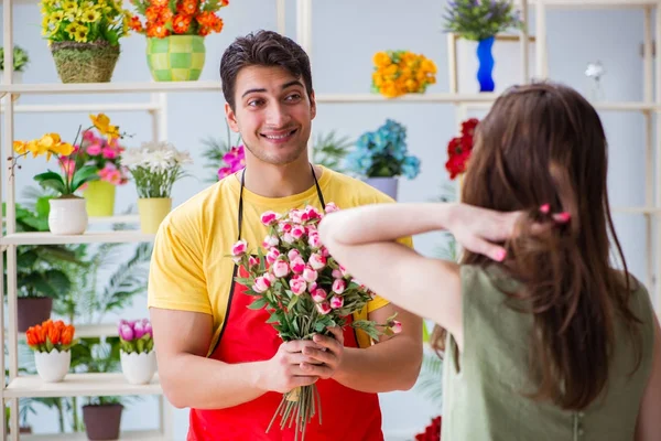 Çiçekçi dükkanında çiçek satıyor. — Stok fotoğraf