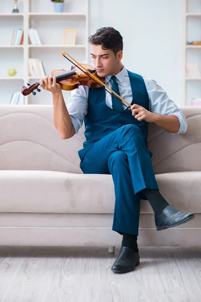 Joven músico practicando el violín en casa — Foto de Stock