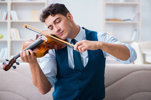 Young musician man practicing playing violin at home — Stock Photo, Image