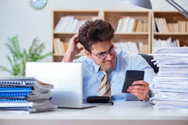 Забавный бухгалтер, работающий в офисе