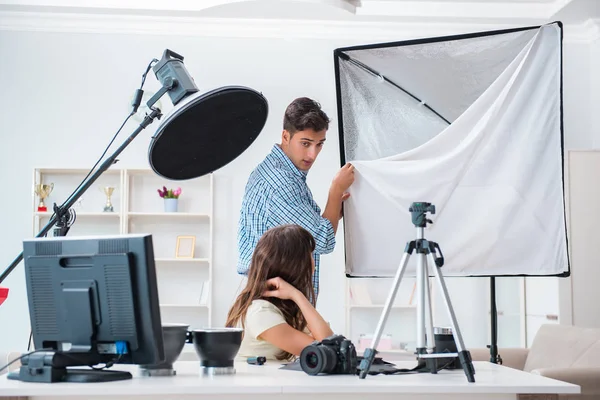 Jeune photographe travaillant dans un studio photo — Photo