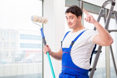 İnşaat alanında çalışan bir boyacı.