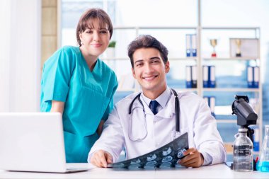 İki doktor hastanede tartışıyor.