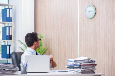 İş adamı teslimatlar için teslim tarihini kaçırıyor