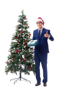 Beyaz üzerine izole edilmiş yılbaşı ağacı dekore eden iş adamı.