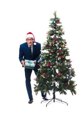 Beyaz üzerine izole edilmiş yılbaşı ağacı dekore eden iş adamı.