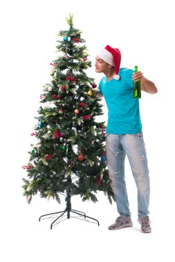 Genç adam beyaz üzerine izole edilmiş noel ağacını süslüyor.