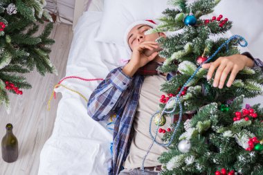 Adam noel partisinden sonra akşamdan kalma.