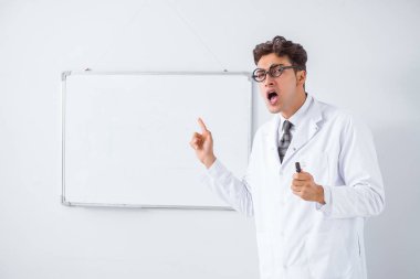 Komik doktor bilim adamı hastanede sunum yapıyor.