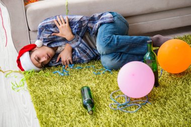 Adam noel partisinden sonra akşamdan kalma.