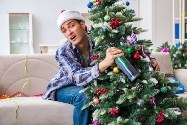 Adam noel partisinden sonra akşamdan kalma.