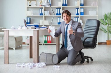 İş adamı işte ara verirken eğleniyor.