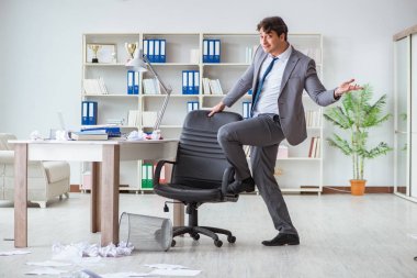 İş adamı işte ara verirken eğleniyor.
