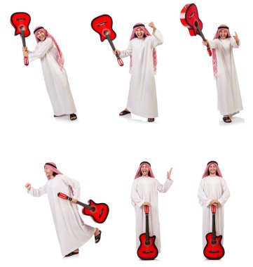 Arap adam beyaz izole gitar çalmak